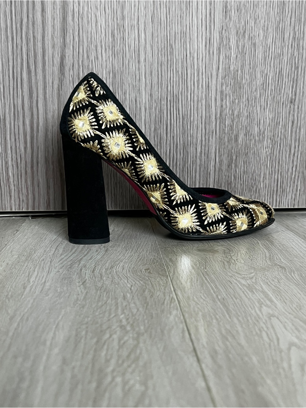Black and Gold Embroidered Block Heel Pump – Women